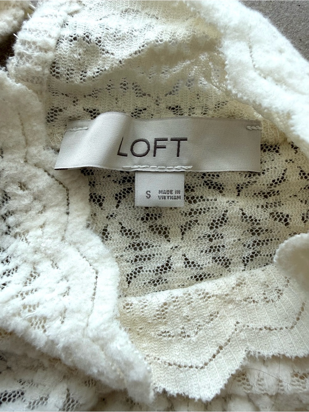 Ann Taylor LOFT — NWOT Cream Lace Mock Neck Blouse — Size S
